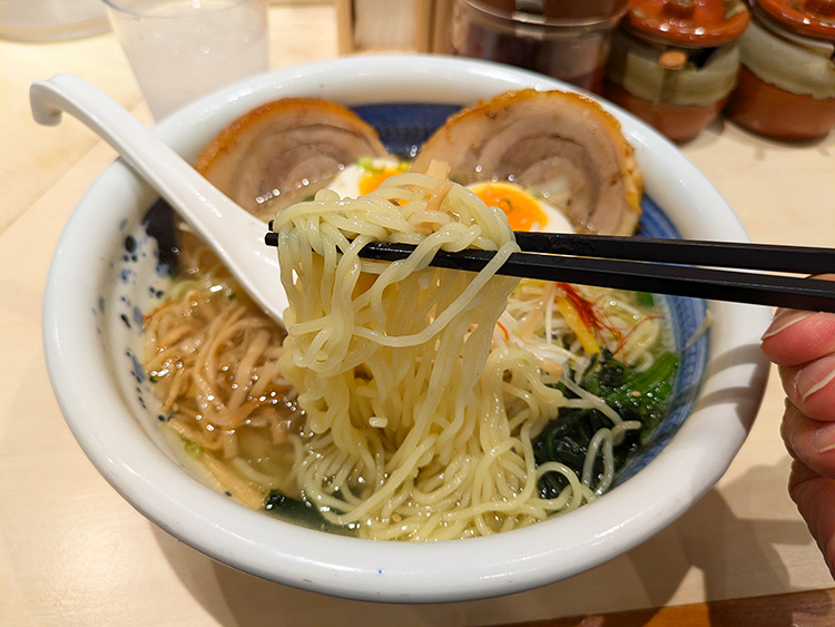 「俺流塩らーめん」特俺流の麺