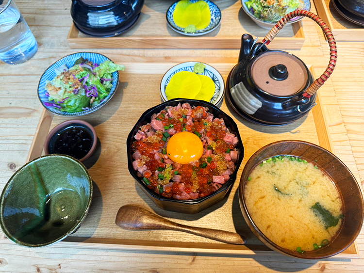 「チキンレッグ 吉祥寺店」ローストビーフいくら丼定食
