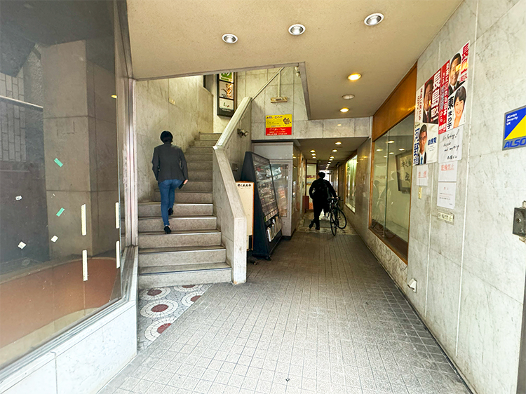 「チキンレッグ 吉祥寺店」階段