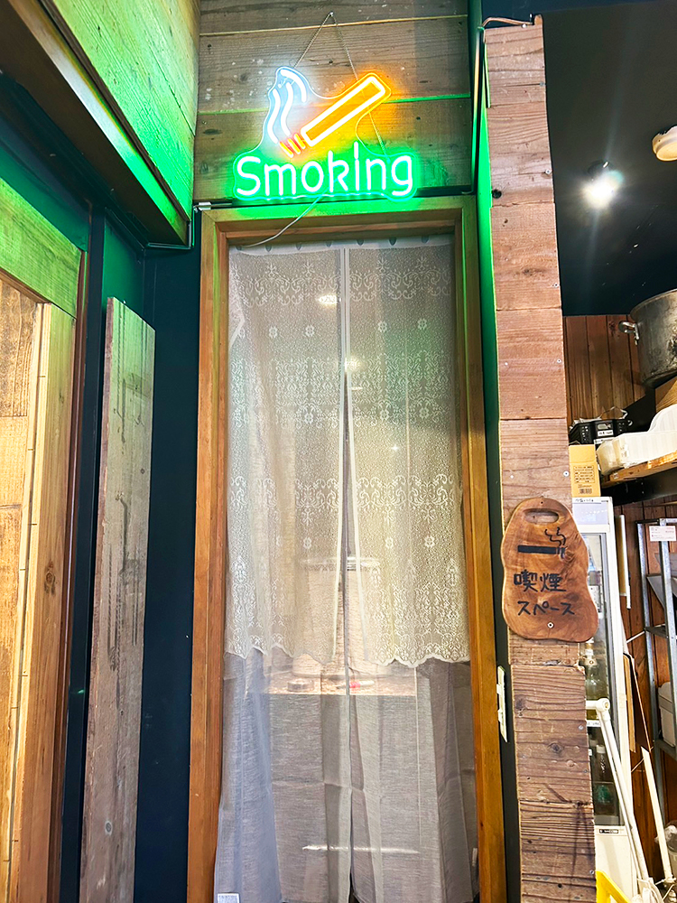 「チキンレッグ 吉祥寺店」喫煙スペース