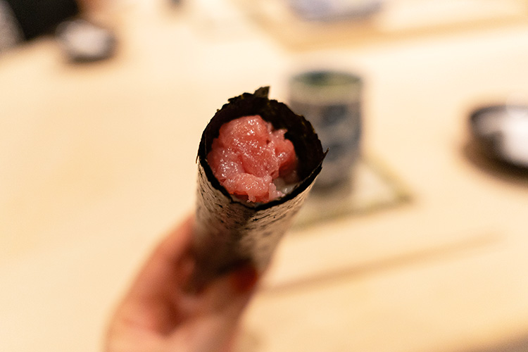 「鮨ひろうみ」のマグロのトロ巻き