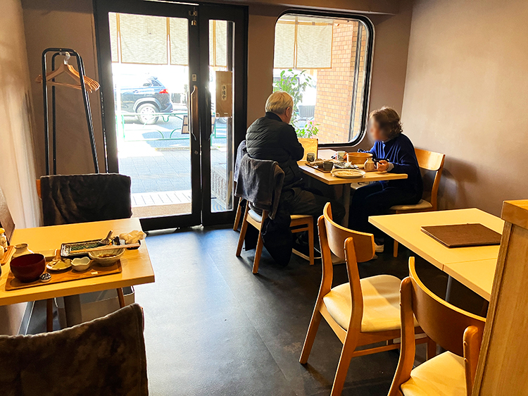 「穴子と酒と五島うどん 時々天ぷら 榛名」店内