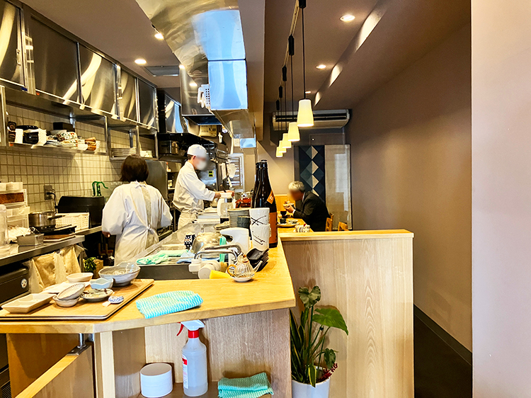 「穴子と酒と五島うどん 時々天ぷら 榛名」カウンター