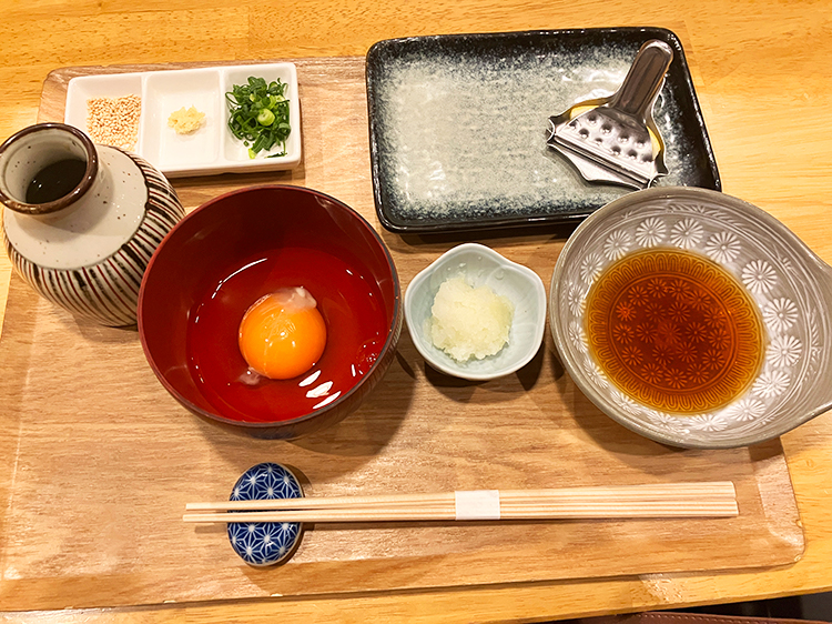 「穴子と酒と五島うどん 時々天ぷら 榛名」釜揚げ用卵、めんつゆなど