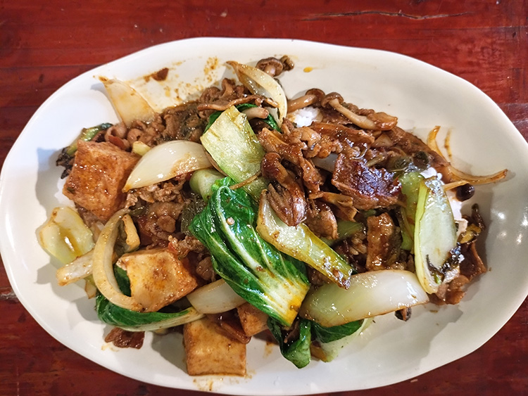 「はんばあぐはうす ぐずぐず」の牛肉タイバジル炒めのっけごはん