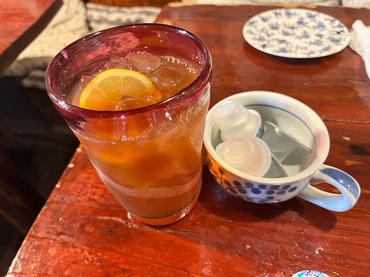 「はんばあぐはうす ぐずぐず」のアイスレモンティー