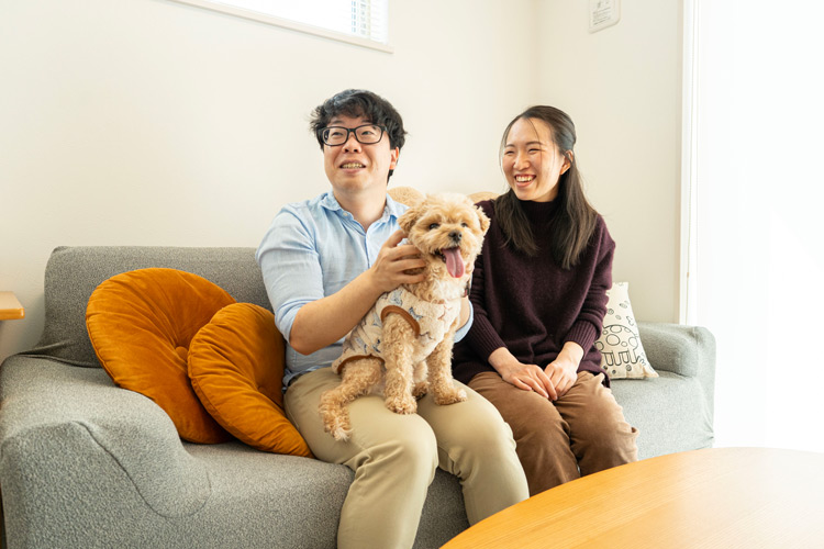 購入した一軒家についておはなしする笑顔のご夫婦