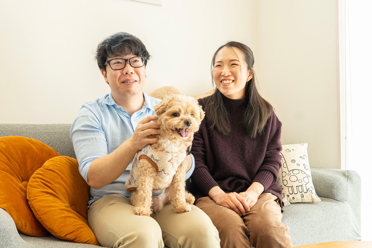 新居について笑顔でお話しするご夫婦