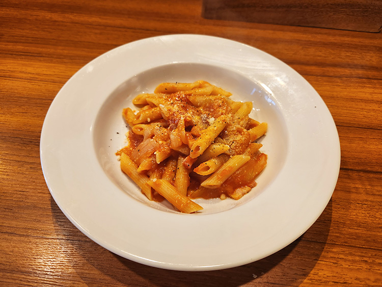 「CIBO SANO」の新玉ネギとパンチェッタ、トマトソースのペンネ