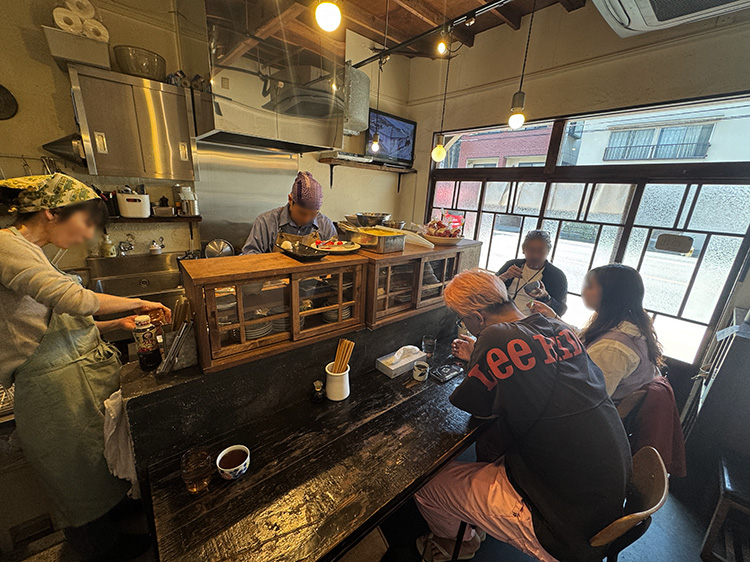 「定食あさひ」の店内