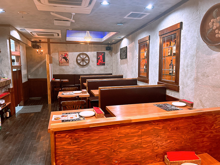 「スペイン酒場 ビノ」の店内