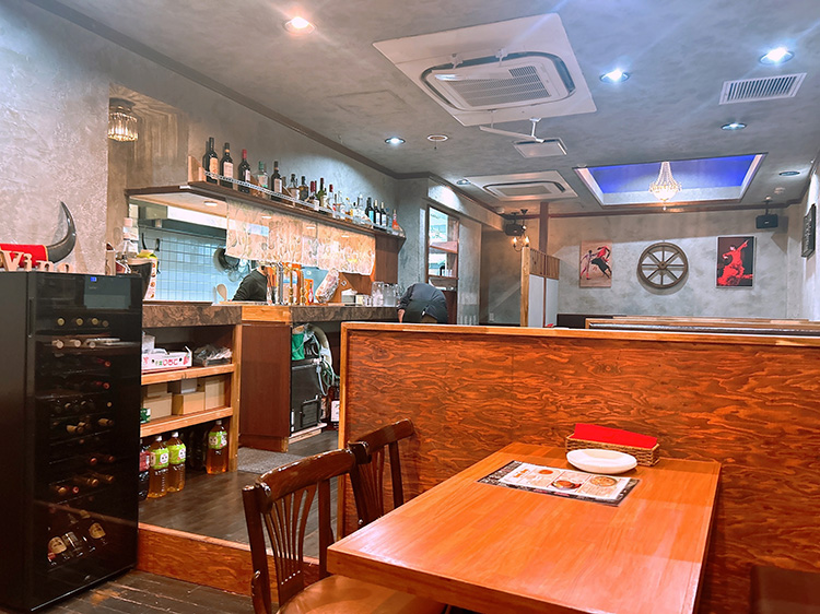 「スペイン酒場 ビノ」の店内