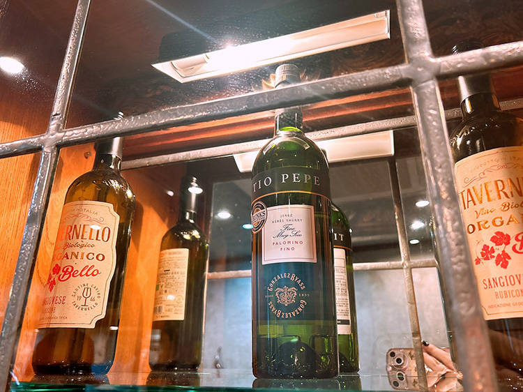 「スペイン酒場 ビノ」の店内