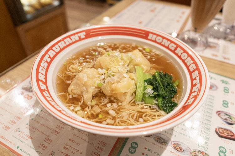 「洋洋冰室」の海老ワンタン麺