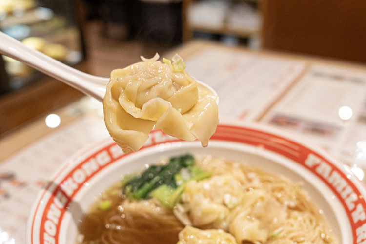 「洋洋冰室」の海老ワンタン麺