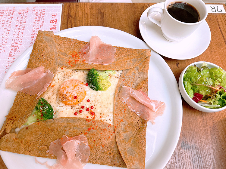 「カフェ・ドゥ・リエーヴル うさぎ館」のガレット