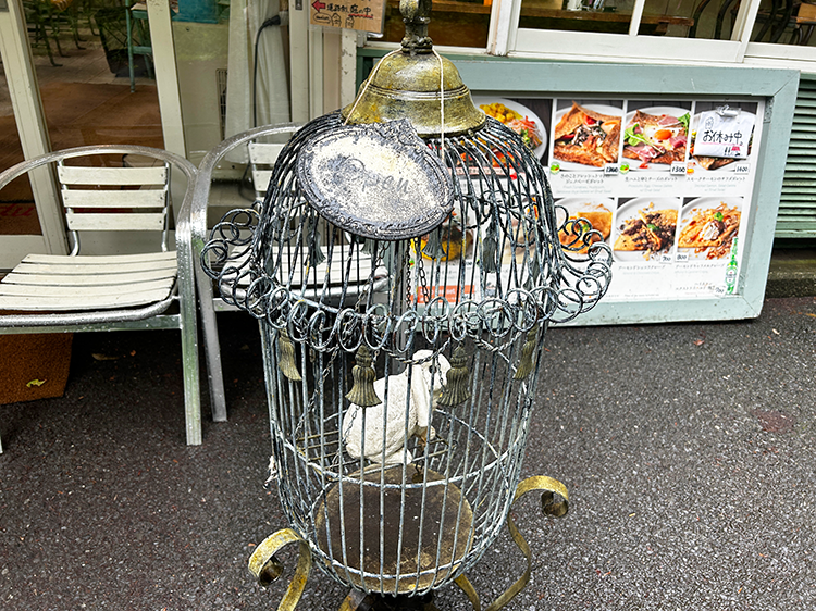 「カフェ・ドゥ・リエーヴル うさぎ館」の店前