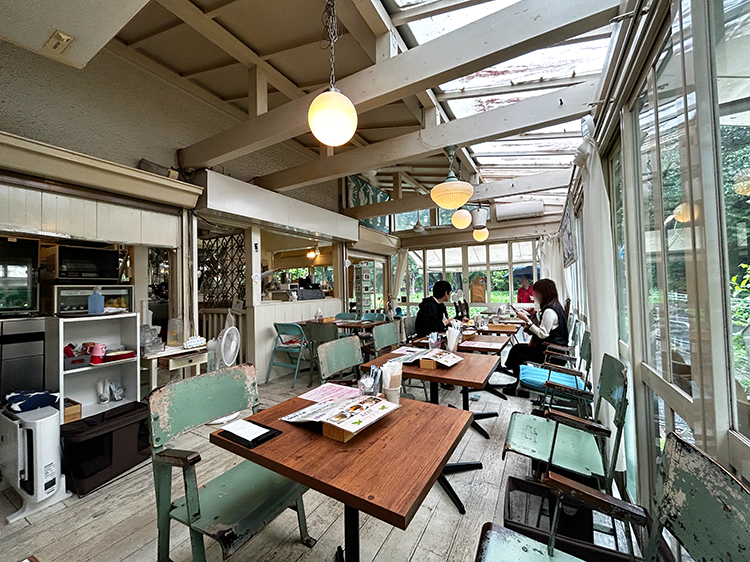 「カフェ・ドゥ・リエーヴル うさぎ館」の店内