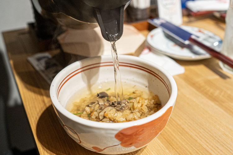 「明神丸 吉祥寺店」の炊きたて鰹釜めし 秘伝の鰹出汁付