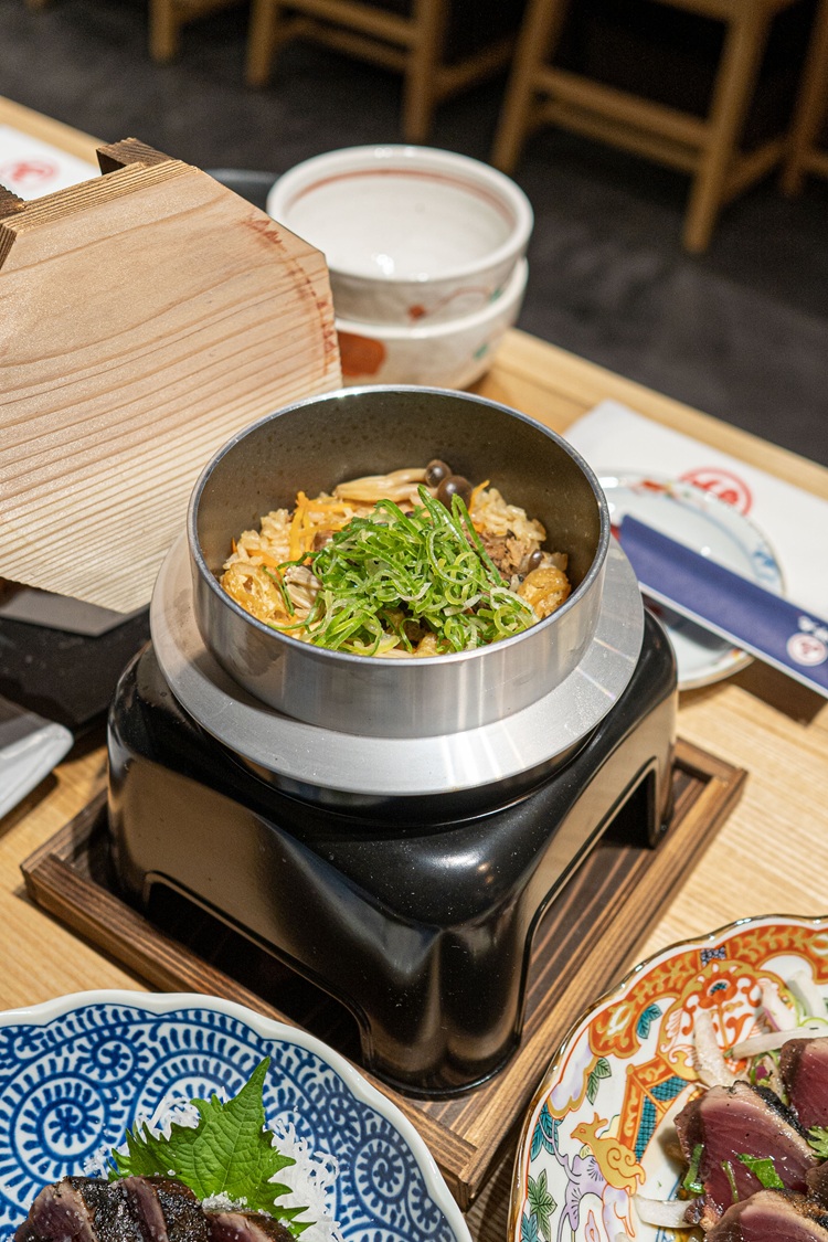 「明神丸 吉祥寺店」の炊きたて鰹釜めし 秘伝の鰹出汁付