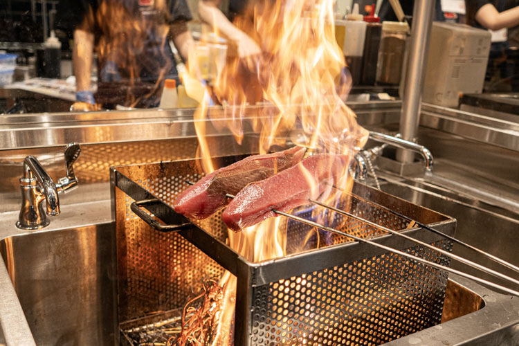 「明神丸 吉祥寺店」の鰹の藁焼き