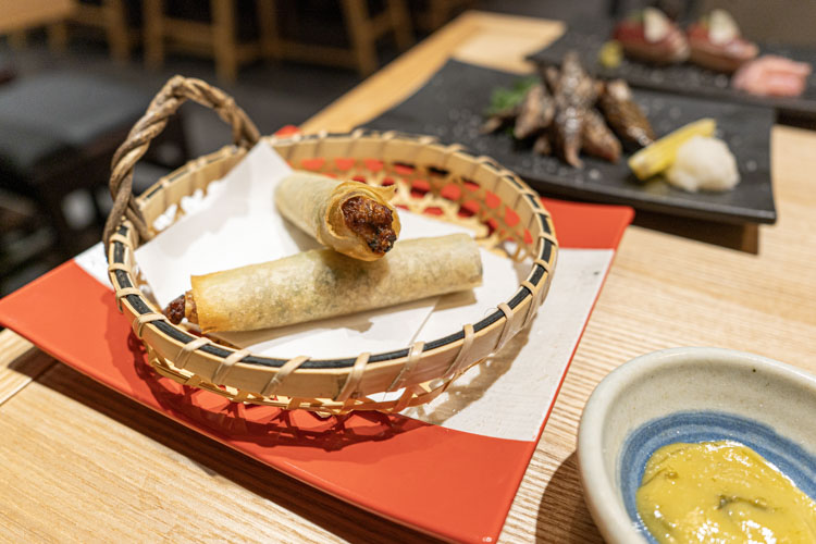 「明神丸 吉祥寺店」の鰹と海老の春巻き