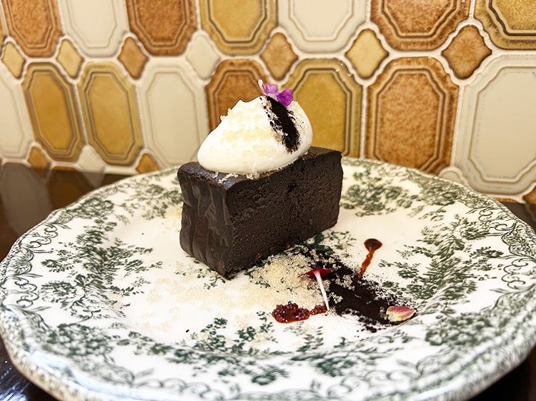 「喫茶coniwa」の黒いチーズケーキ