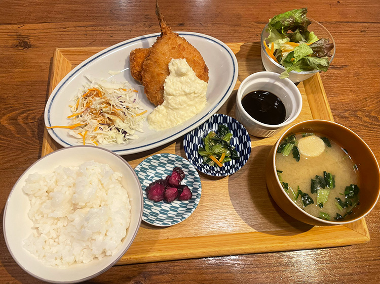 「kawara CAFE＆KITCHEN 吉祥寺PARCO店」の長崎県産アジフライと蟹クリームコロッケのミックスフライ定食