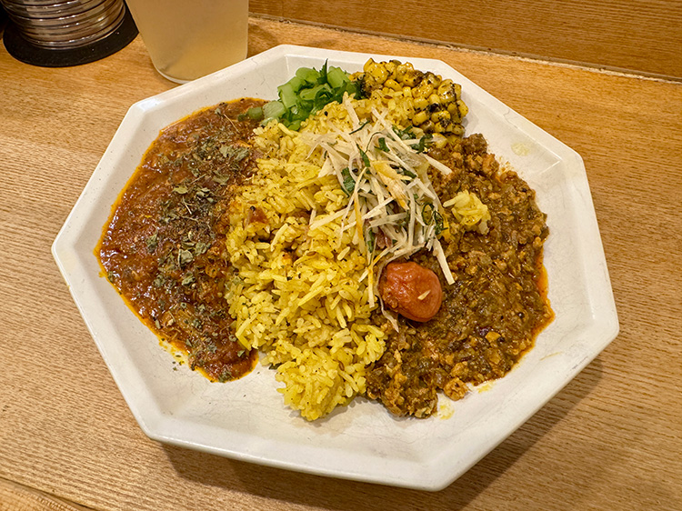 「イエロースプーン」の2種類のあいがけカレー