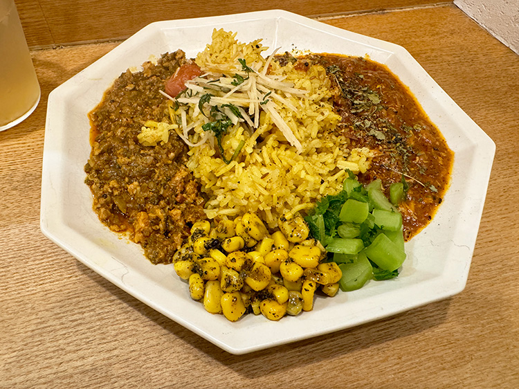 「イエロースプーン」の2種類のあいがけカレー