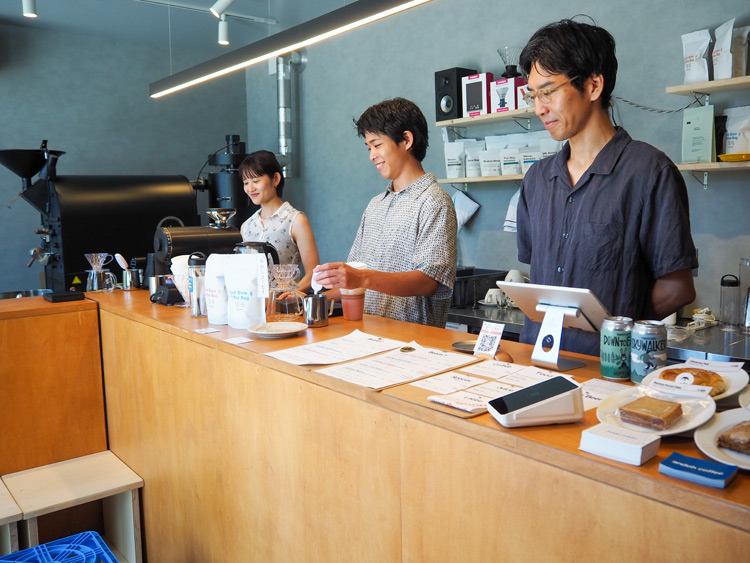 店主の安藤さんとスタッフの方々