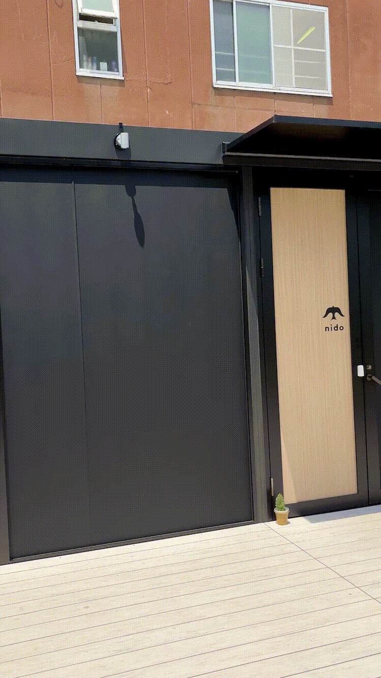 「andoh coffee」が入るL字の建物