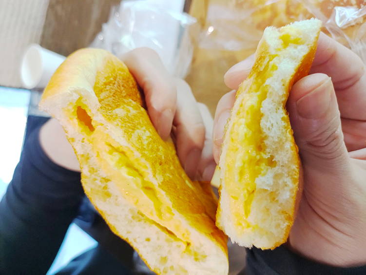 「源宗園」冷やしクリームパンの断面
