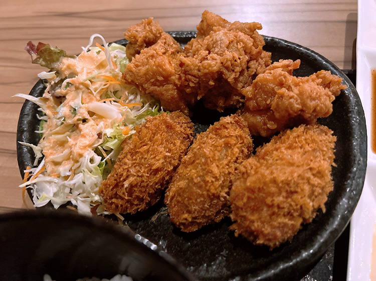 「居酒屋 一」の唐揚げとカキフライ