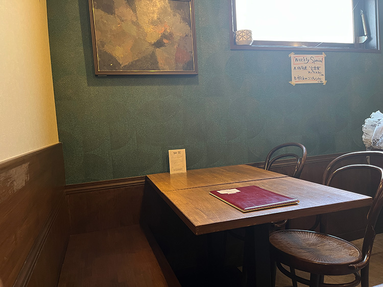 「スパイスバル パハルガンジ」の店内