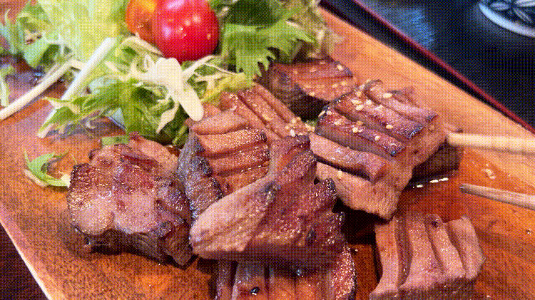 「牛タンAZABU屋」の厚切り牛タン塩焼きGIF
