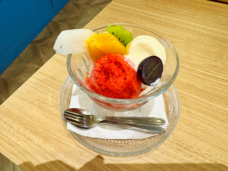 「EMMA FRUITS ＆ DELI」イチゴのソルベ＆アイス 季節のフルーツ添え