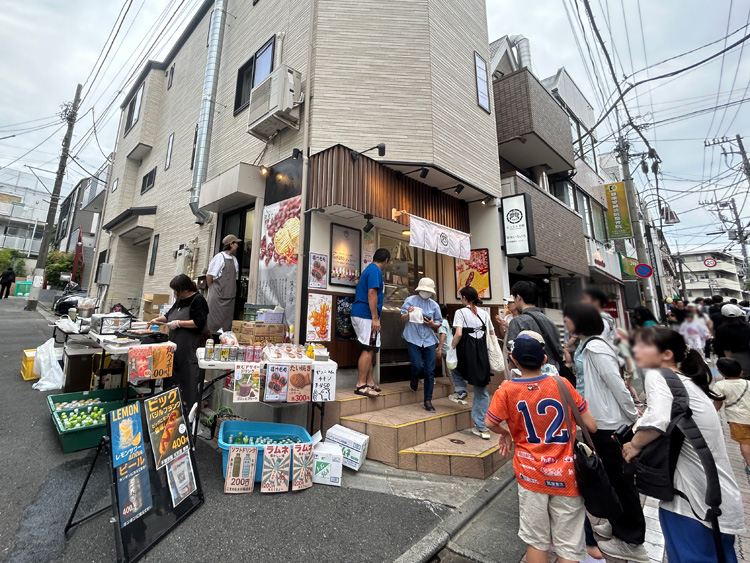 岩通通りの商店街の屋台