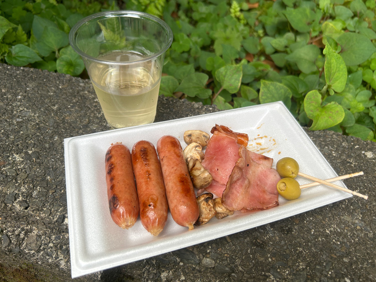 「Team PaPa kugayama」のおつまみセット500円とワイン300円