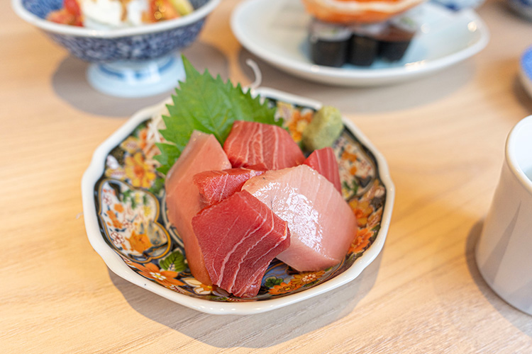 「すし酒場くらや 吉祥寺本店」のマグロぶつ刺し