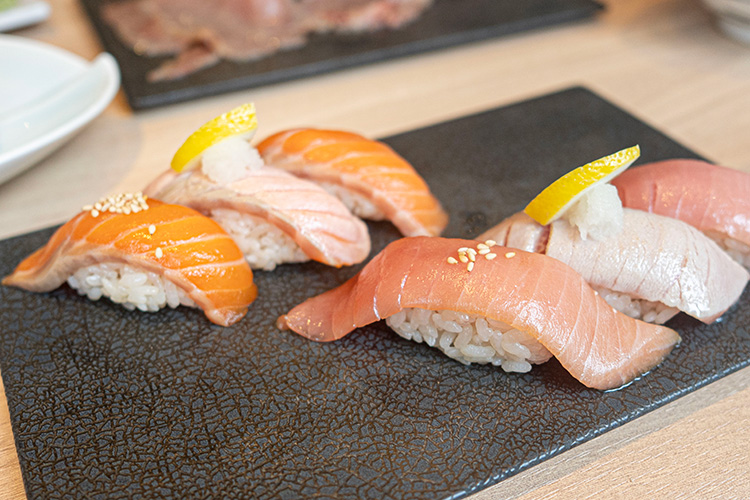 「すし酒場くらや 吉祥寺本店」の本マグロ三種とサーモン三種
