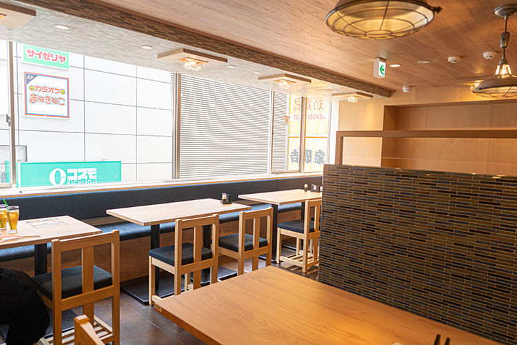 「すし酒場くらや 吉祥寺本店」の店内