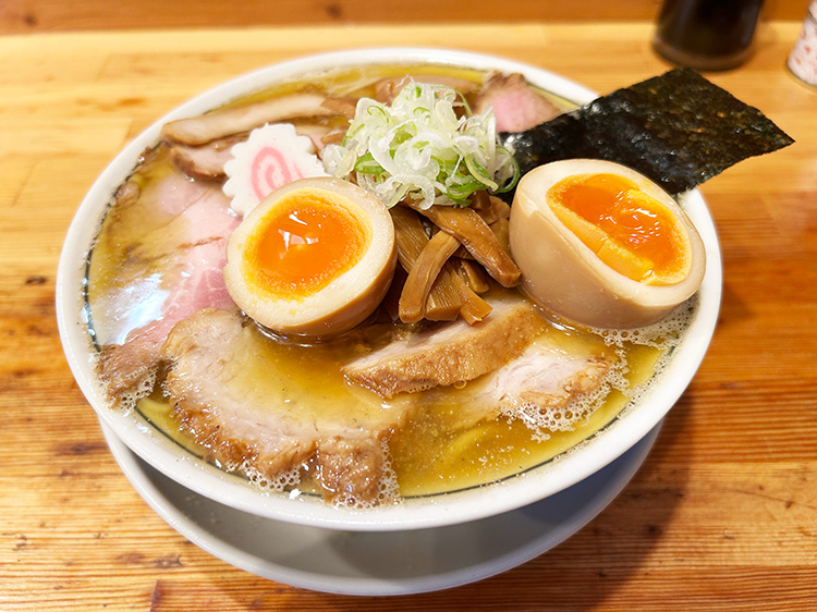 「there is ramen」の味玉チャーシュー麺