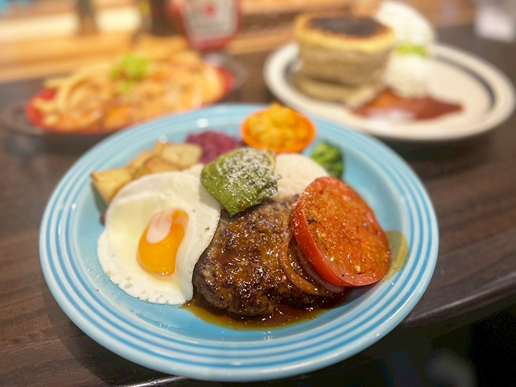 「Kona's Coffee 西荻窪店」アボカドハンバーグロコモコ
