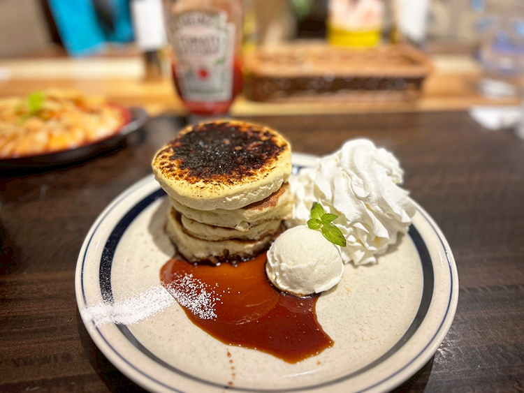 「Kona's Coffee 西荻窪店」クラシックブリュレパンケーキ