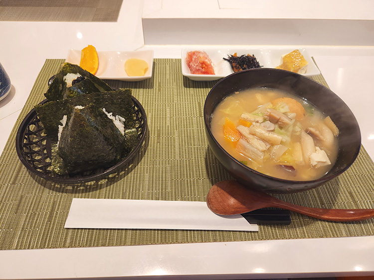 「おにぎりのさんかく山」のけんちん汁定食