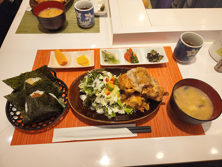 「おにぎりのさんかく山」の鶏ももみぞれ からあげ定食