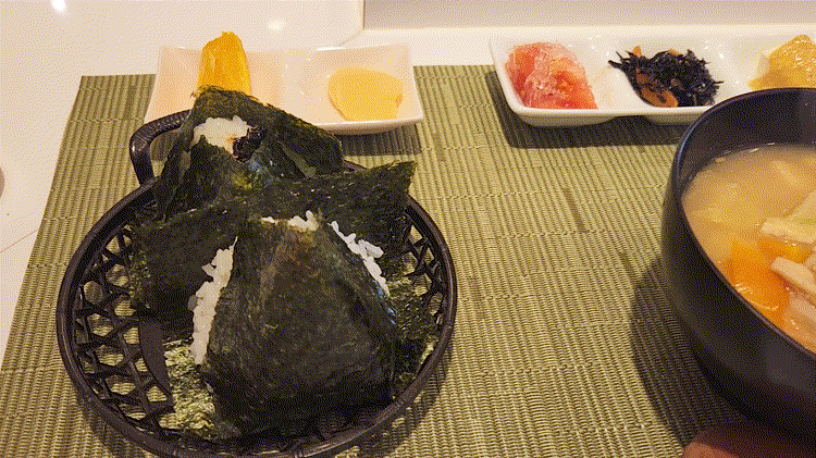 「おにぎりのさんかく山」のけんちん汁定食GIF