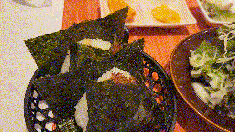 「おにぎりのさんかく山」の鶏ももみぞれ からあげ定食GIF