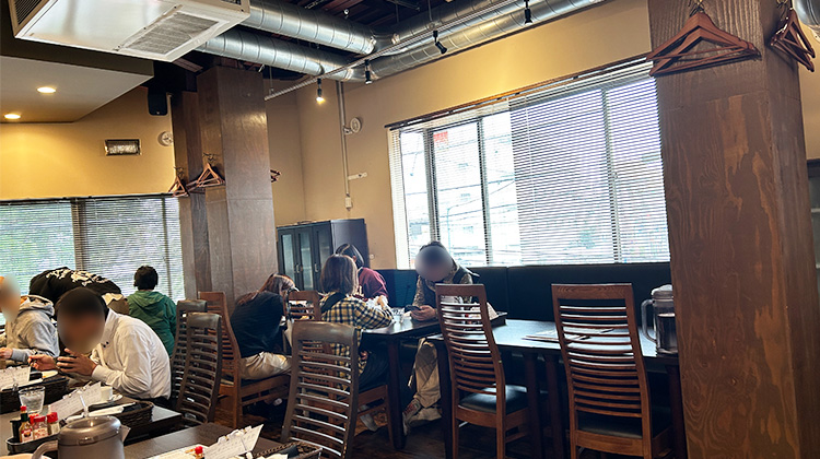 「洋食ツバキ亭」の店内